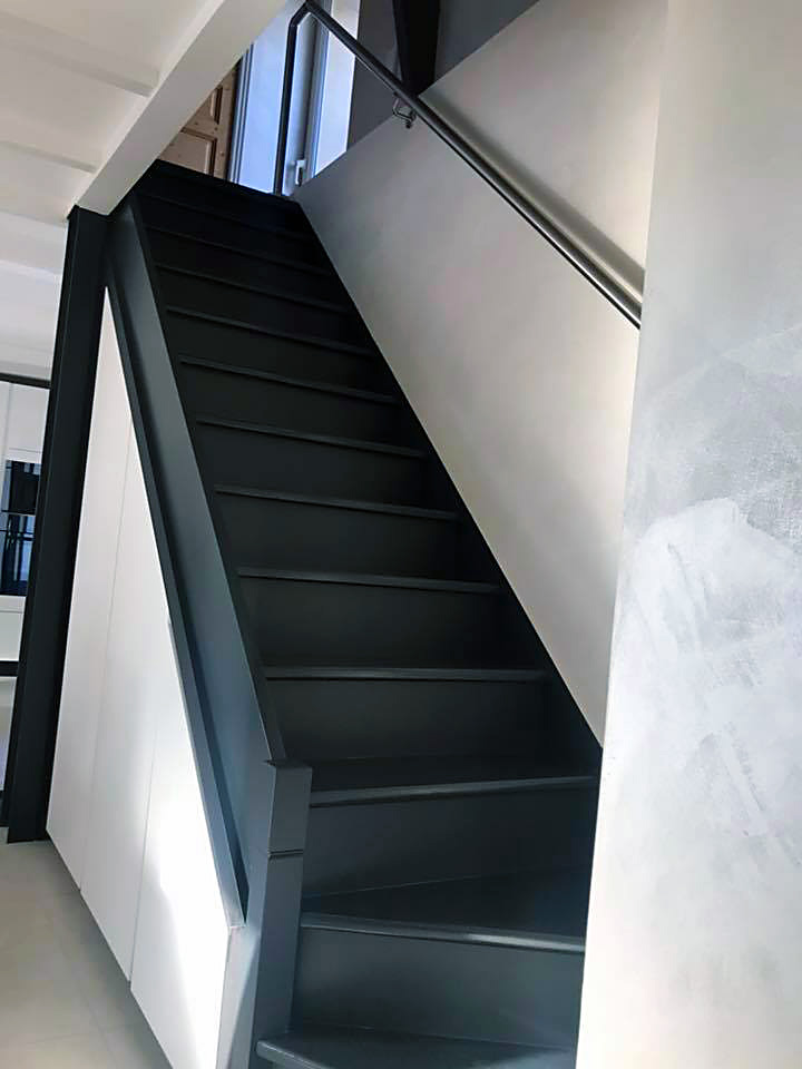 Escalier marches et contremarches noires