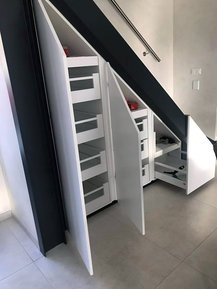 Placards avec tiroirs intégrés sous escalier