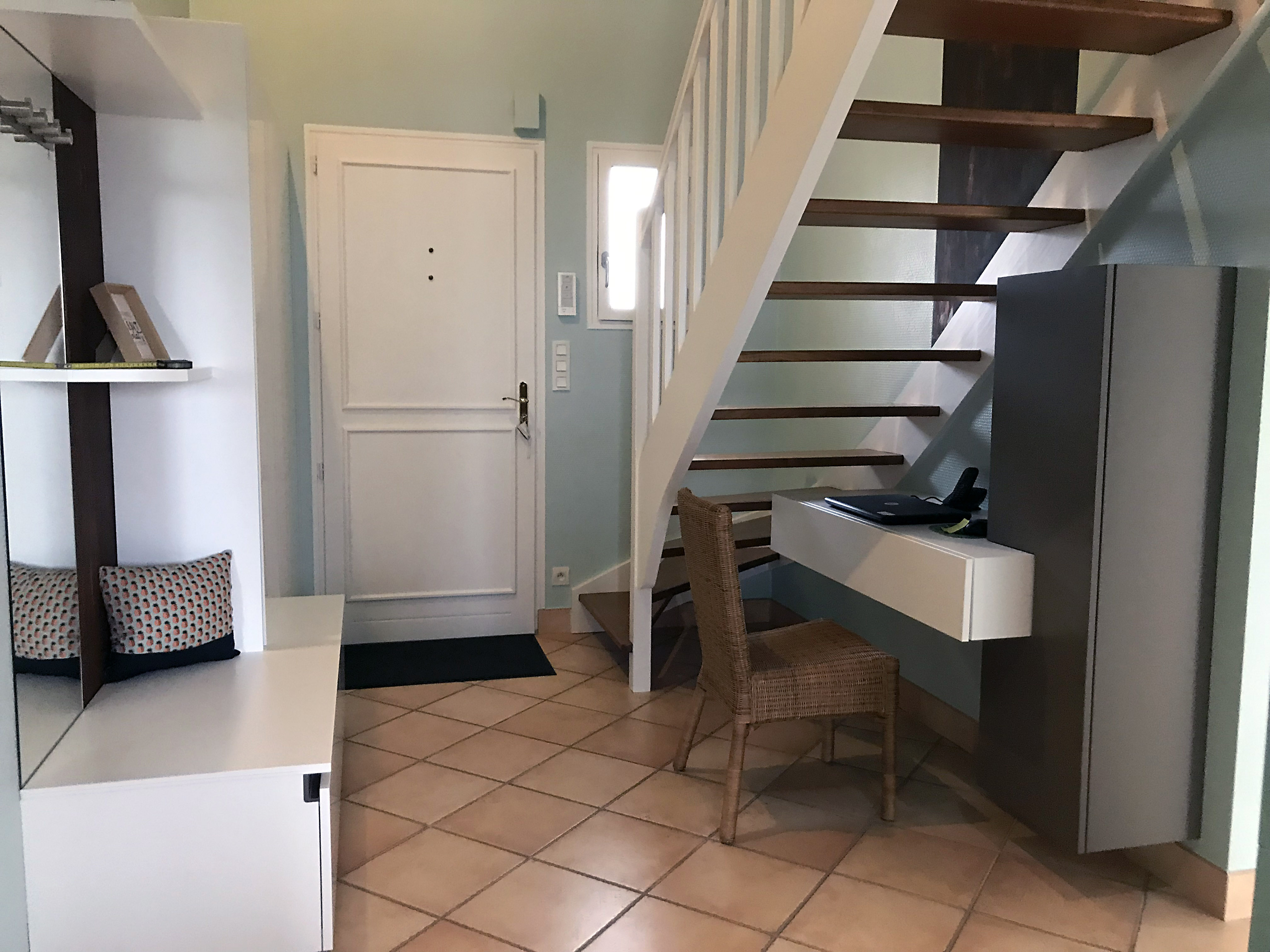 Meuble d'entrée sur mesure avec penderie et bureau sous escalier