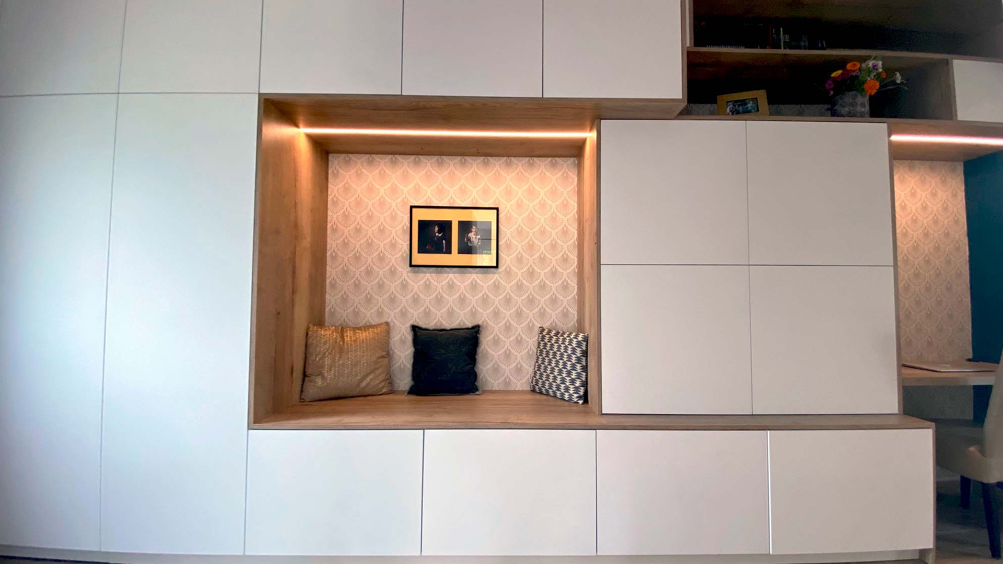 Niche dans le meuble d'entrée pour s'asseoir