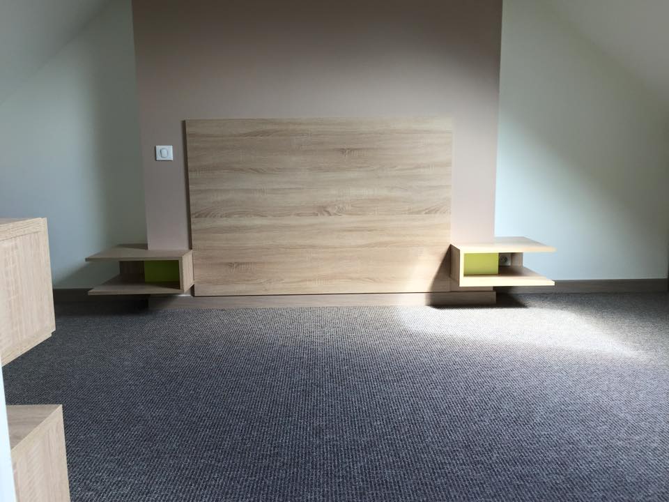Rénovation d'une chambre dans les combles avec aménagement de placards sous rampant et tete de lit en finition chêne