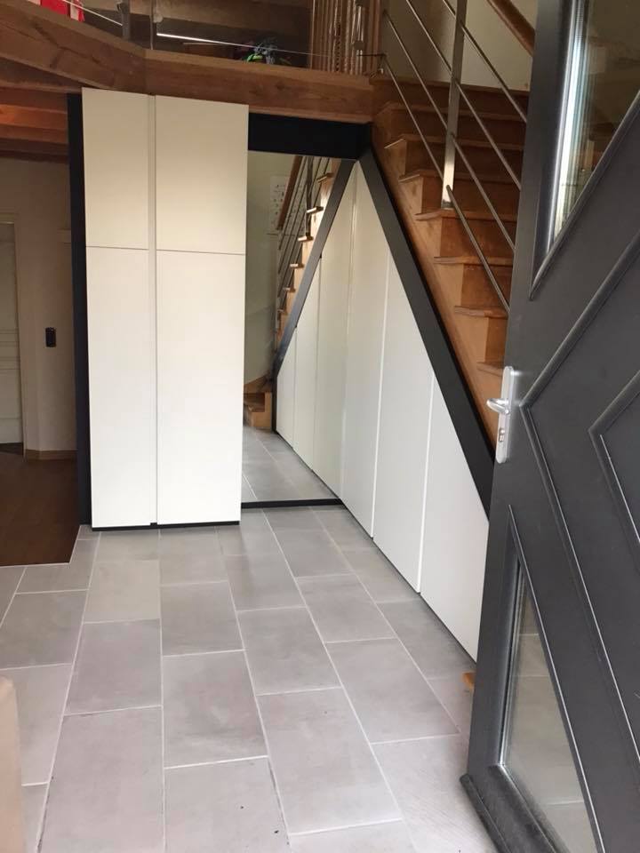 placard sous escalier dans l'entrée