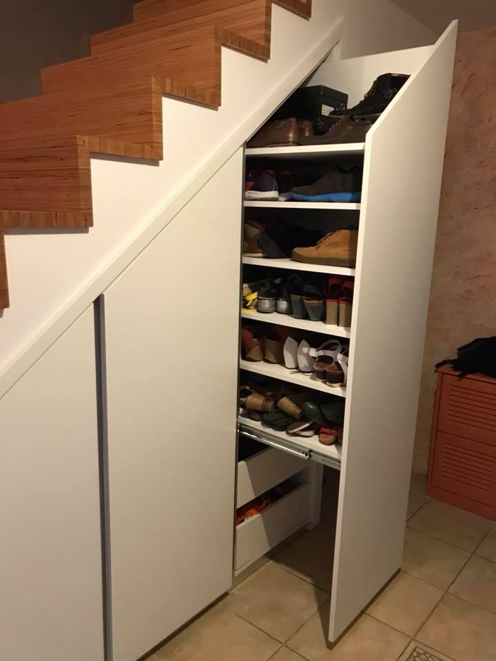 3ème tioire couliisant sous escalier pour le rangement de vos chaussure.