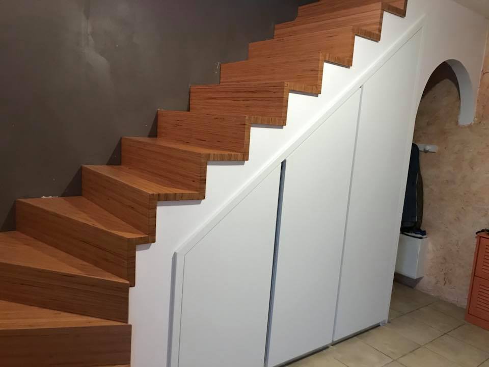 Escalier en chçne massif avec marche et contremarche