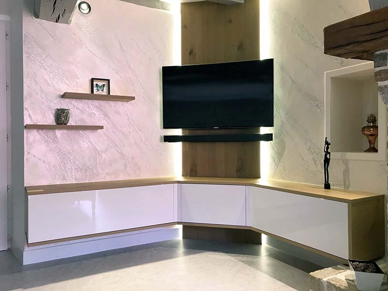 TV accrochée au mur, et câbles dans le mur  Déco meuble télé, Mur tv,  Déco intérieur salon