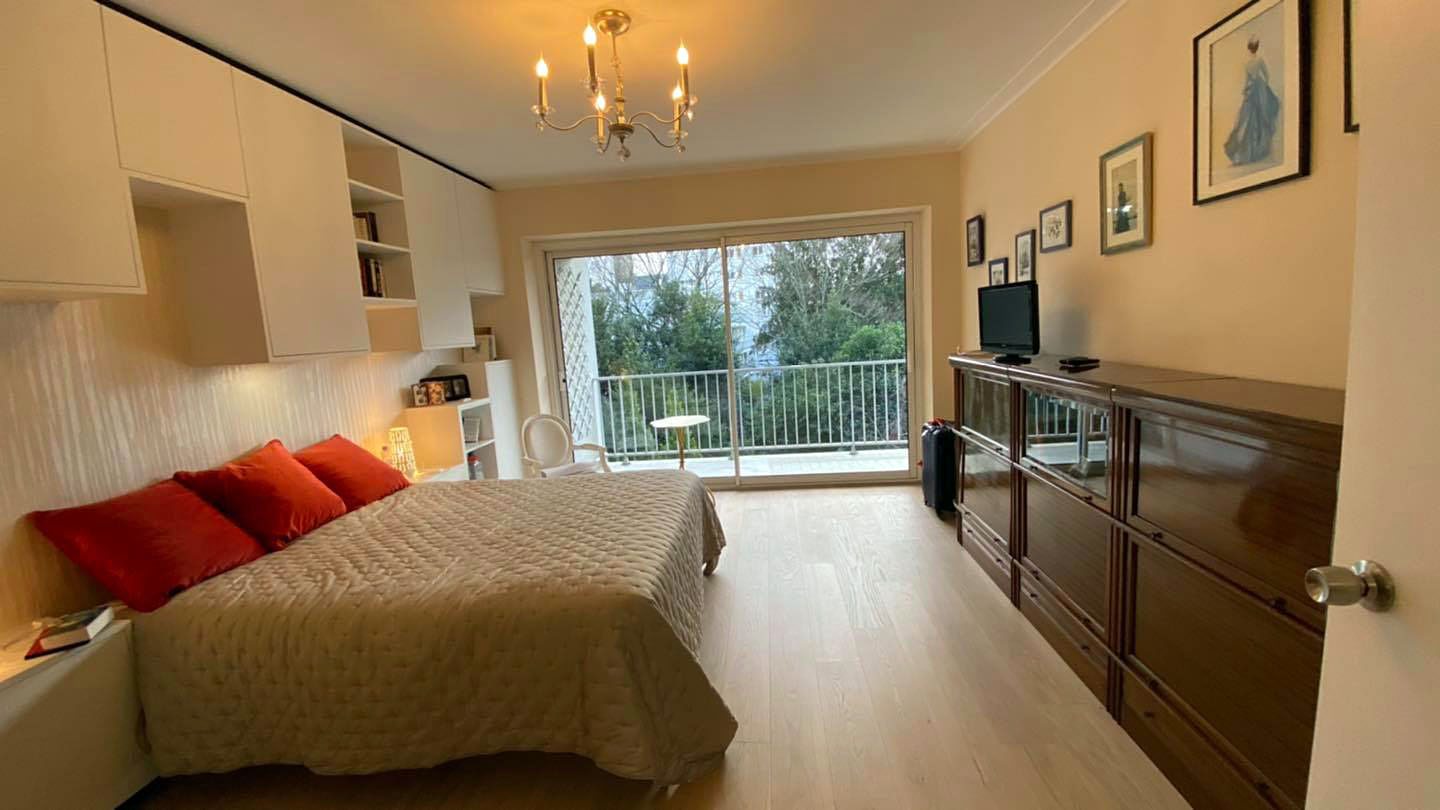 aménagement d'un grand meuble dans la chambre