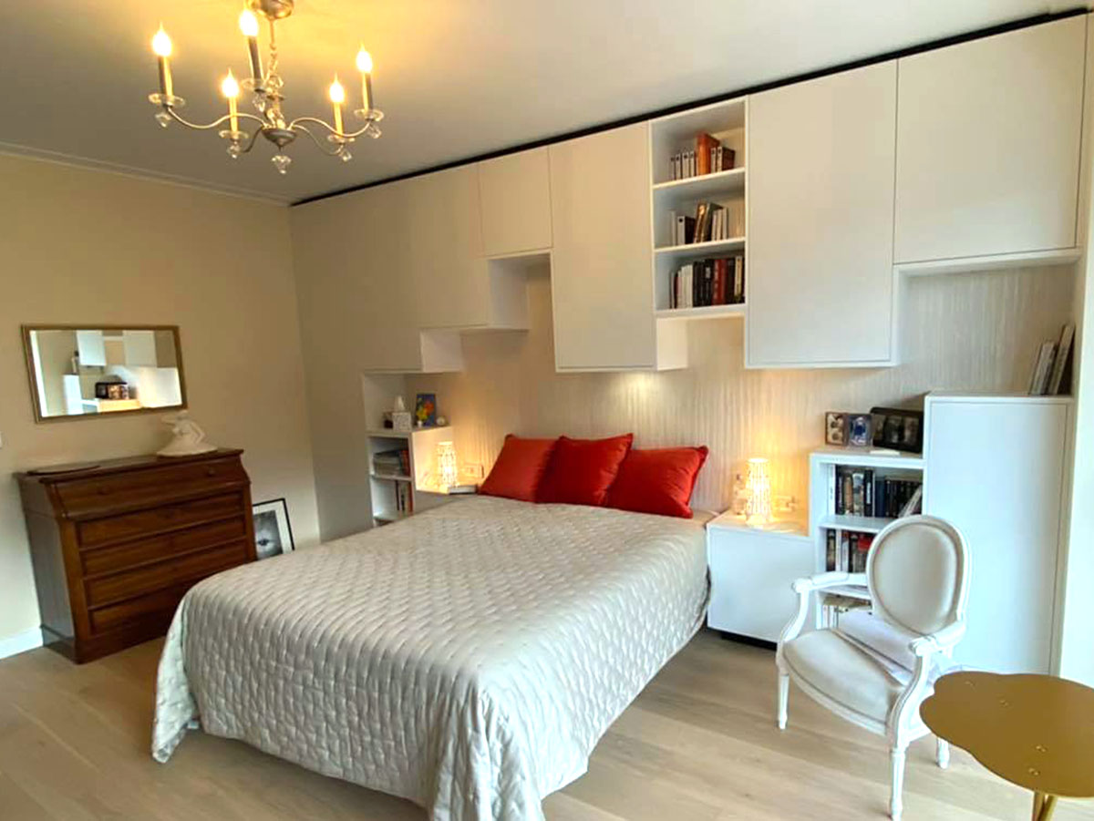 Chambre avec grand meuble en tete de lit