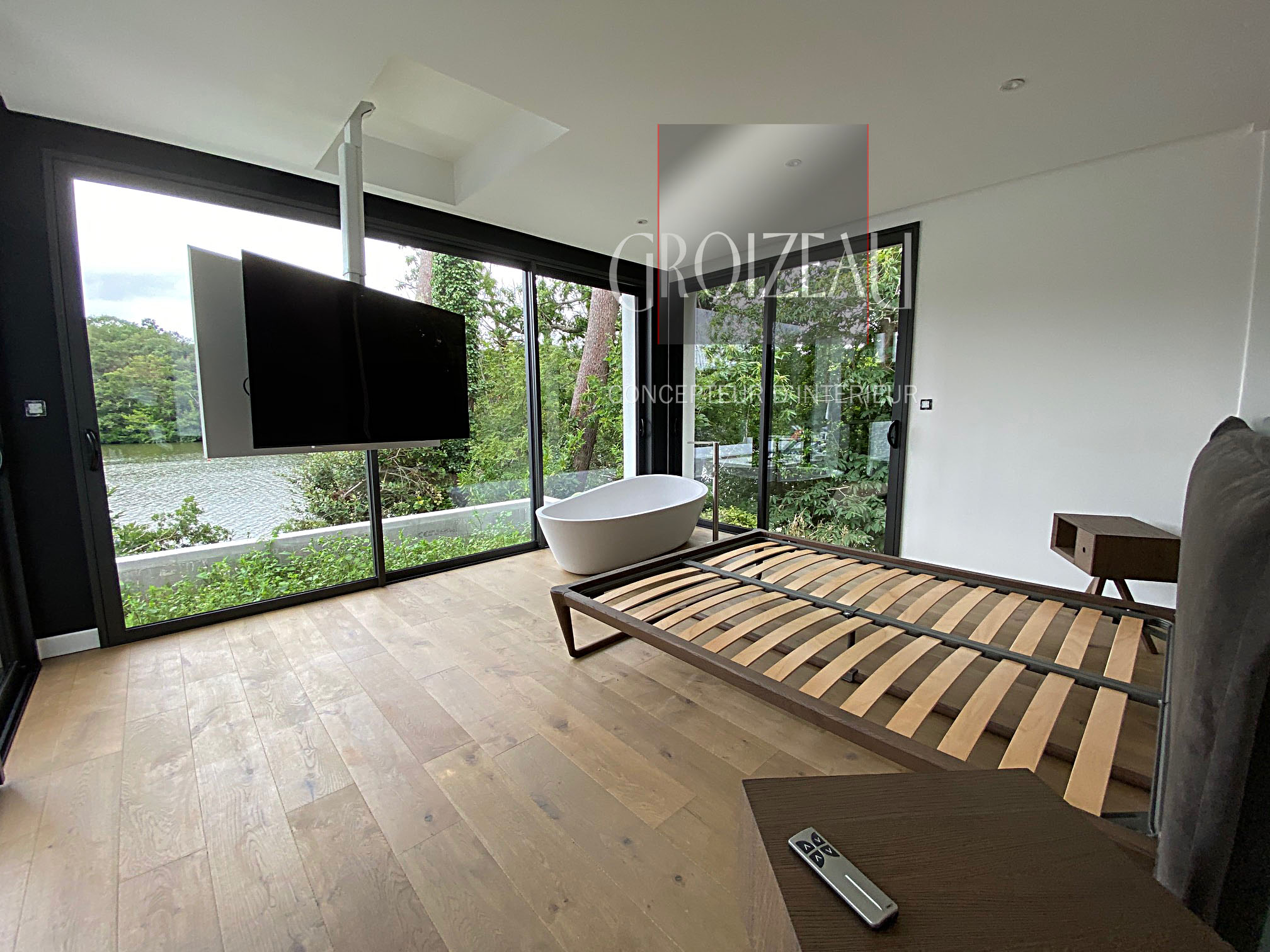 Chambre avec télévision dans le plafond
