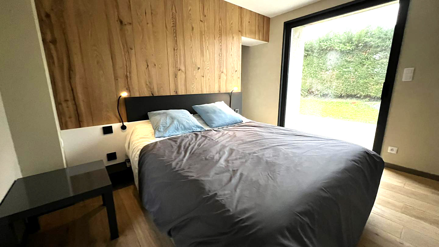 tete de lit finition chene a noeuds avec dressing