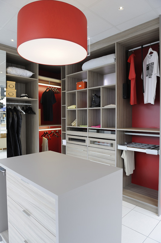 Dressing en L avec petit ilot commode