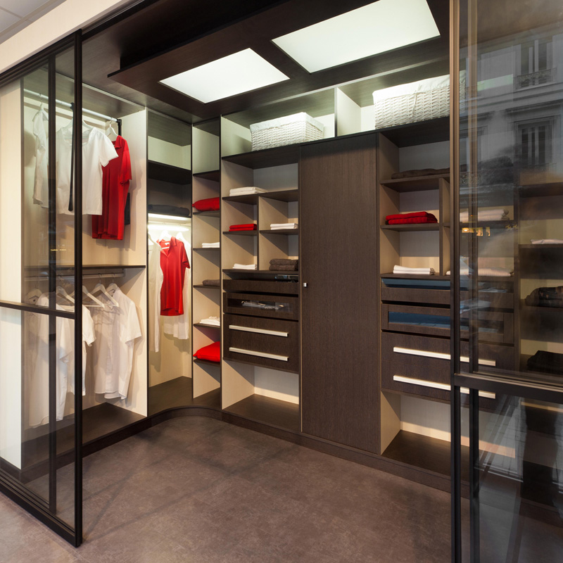 Dressing en U avec porte coulissante et faux plafond eclairé