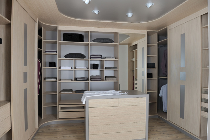 Dressing en U avec un ilot à tiroirs