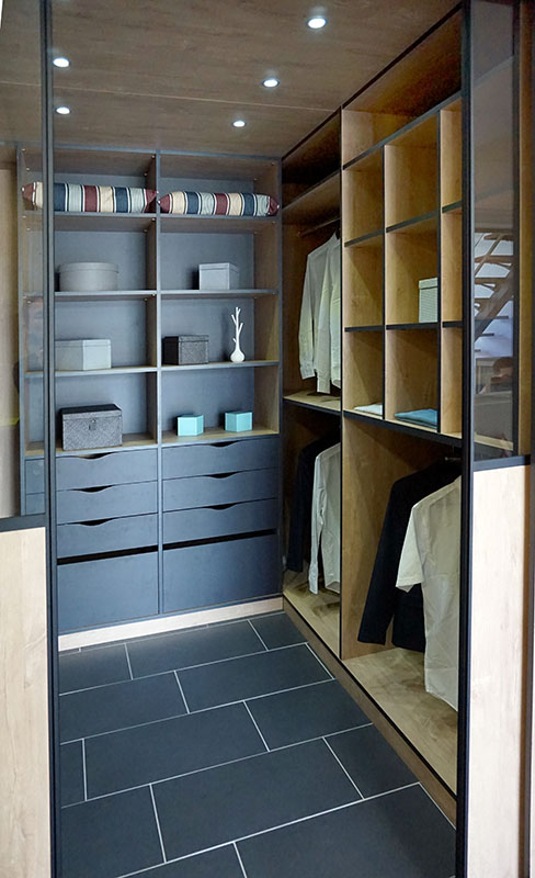 Dressing en forme de U dans un coin de la chambre