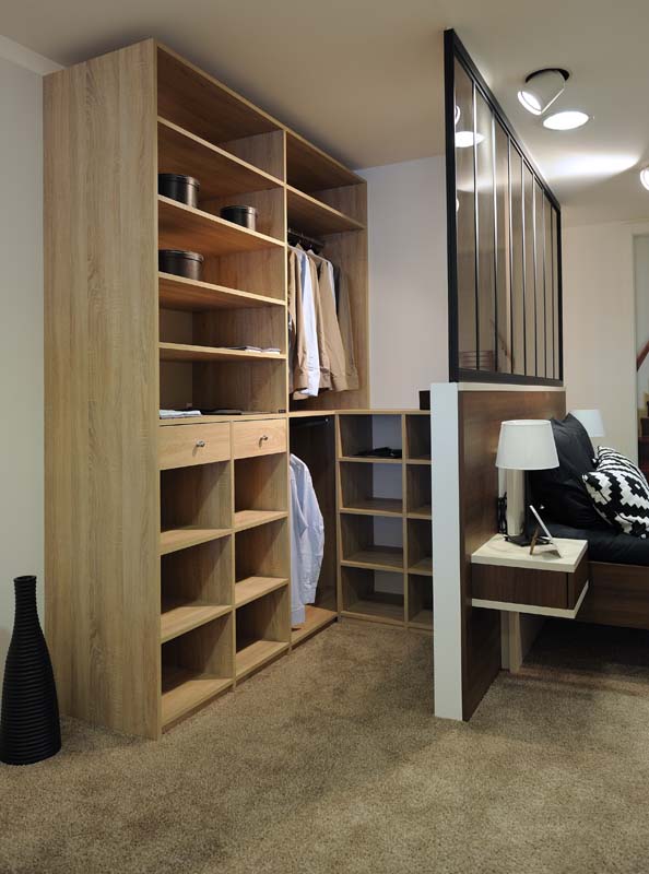 placard dressing derrière le lit séparé par une verrière