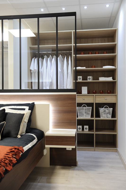 placard dressing derrière le lit séparé par une verrière