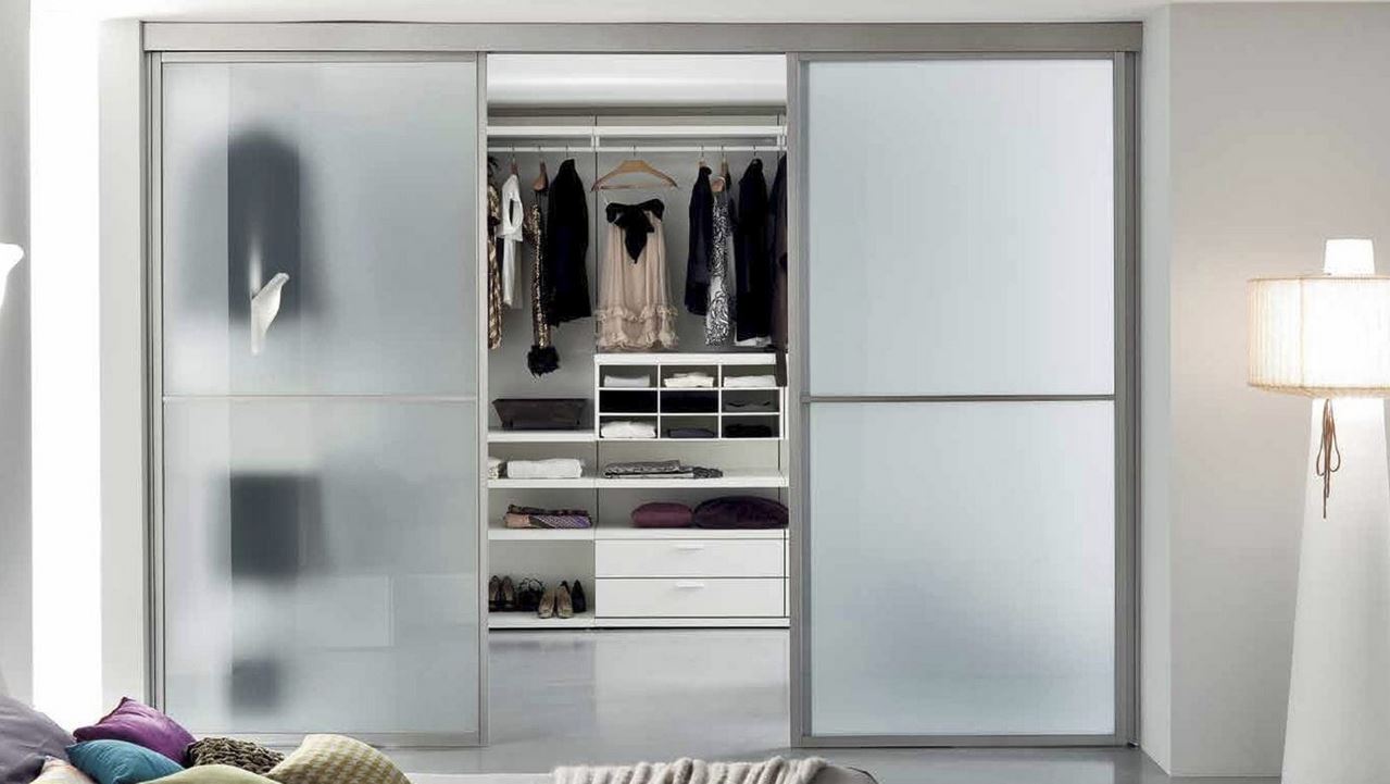 Dressing derrière baie vitrée coulissante