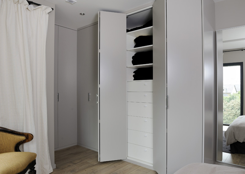 Dressing en L avec nombreux tiroirs