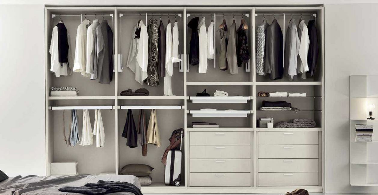 Grand dressing droit intégré dans le mur