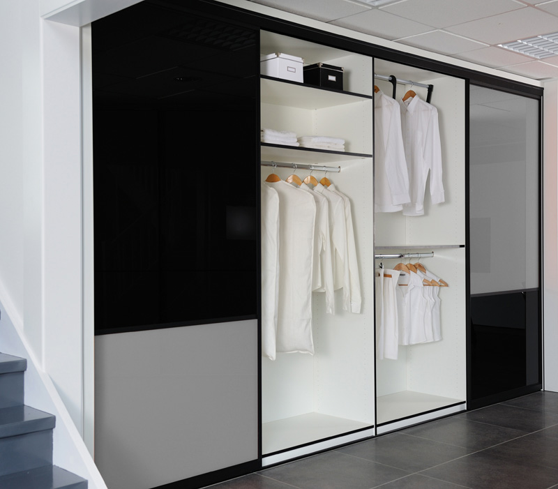 Dressing linéaire murale avec porte coulissante