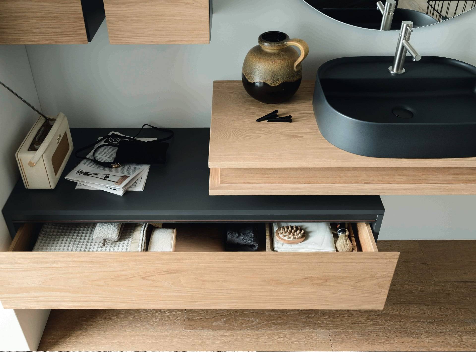 Meuble suspendu de salle de bain en quinconce de chêne et de Fenix noir mat
