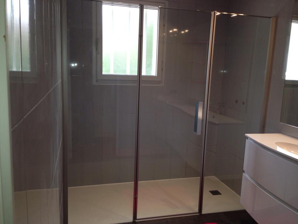 en plus des meubles de salle de bain nous réalisons des bacs te des parois à douche a votre mesure, celui-ci en est un bel exemple, le bac a douche mesure 2 mètres.