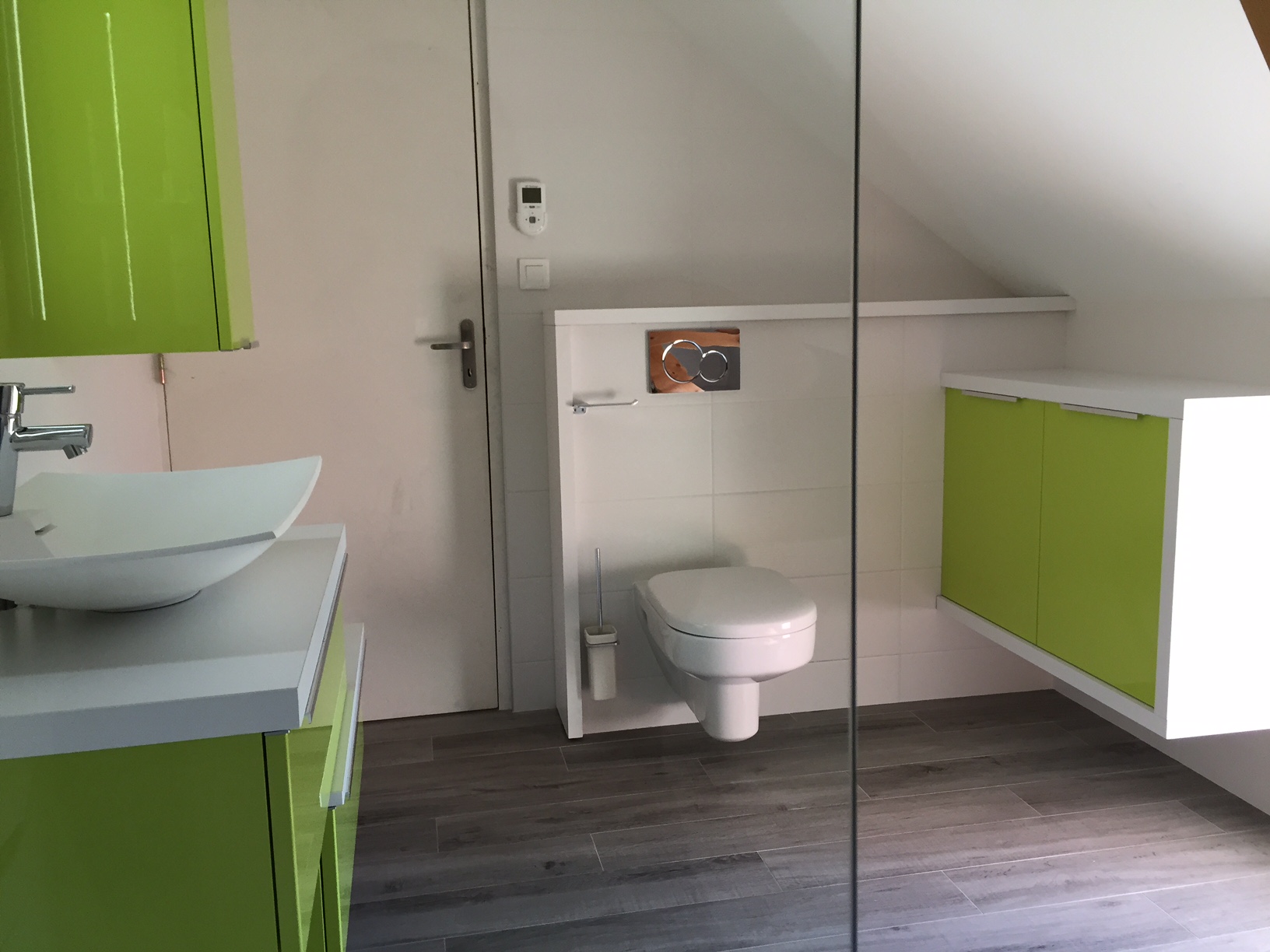 Creation d'une salle de bain avec meubles suspendus à Nantes