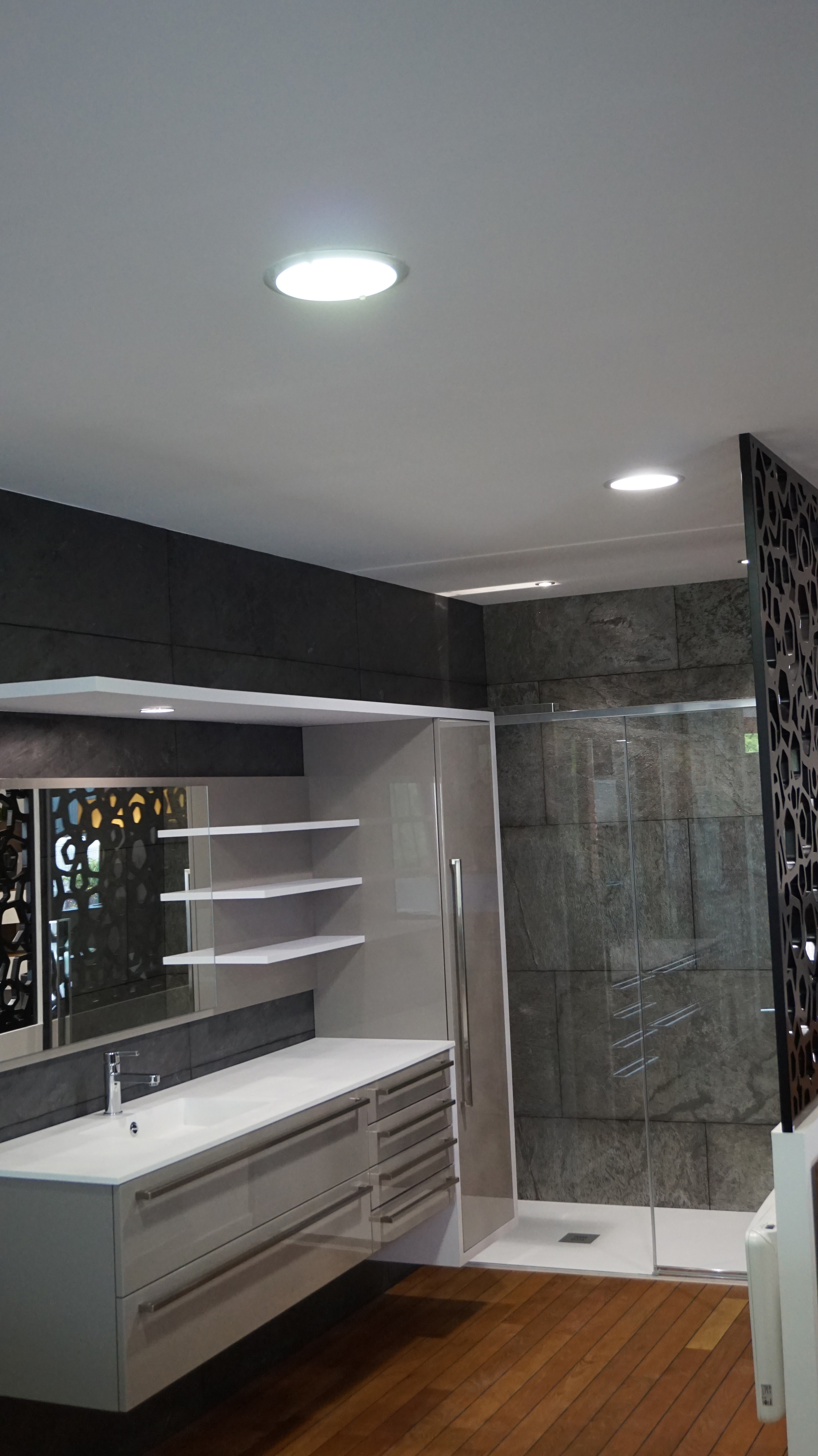 Salle de bain haut de gamme avec mur plaqué feuille de pierre 