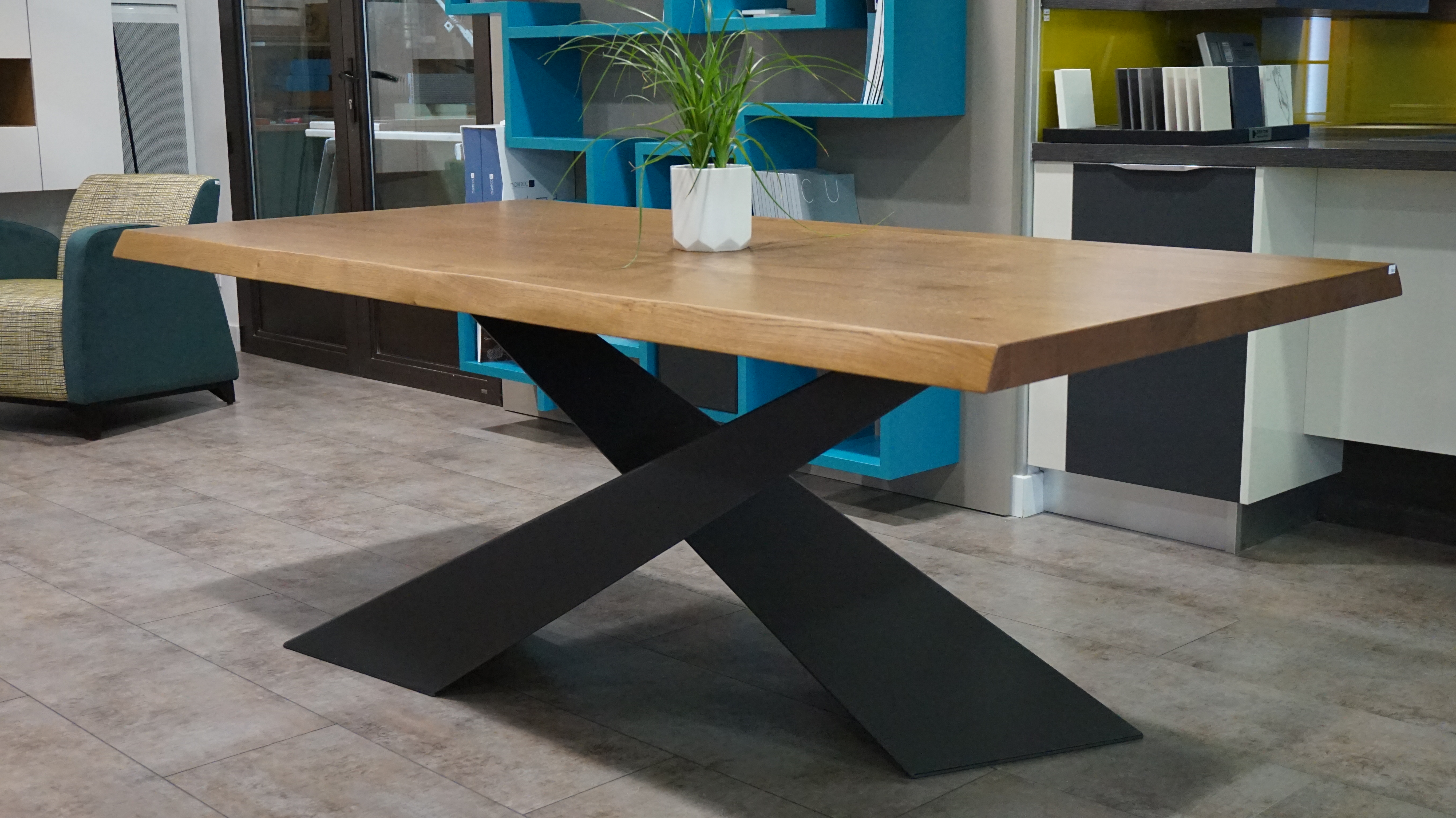 Table design bois massif et pied métal