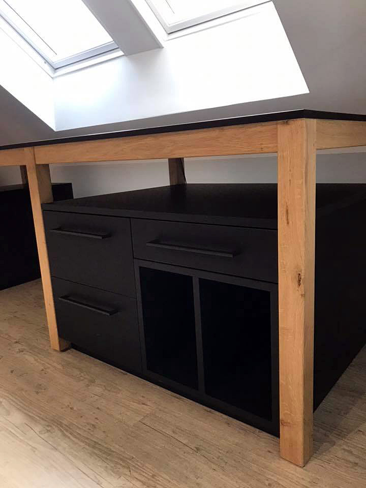 Bureau sur mesure  composé d'un meuble en Fenix noir sous une table chene et fenix