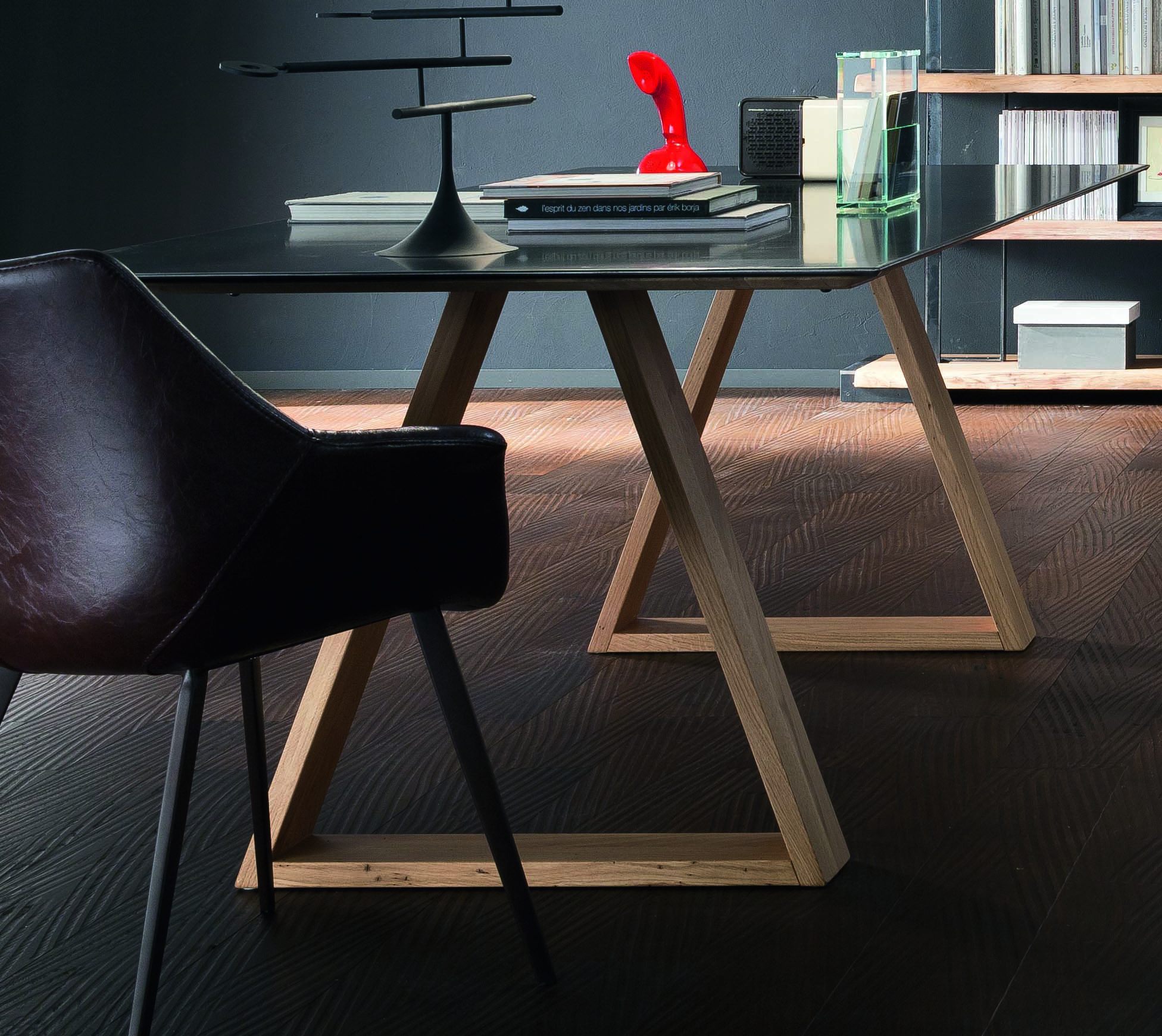 Table avec une structure bois et un plateau acier